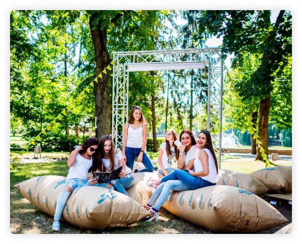 chicas sentadas en hinchables